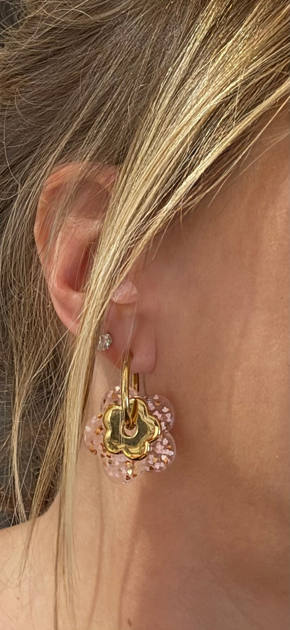 Boucles créoles dorées-fleur rose pailletée