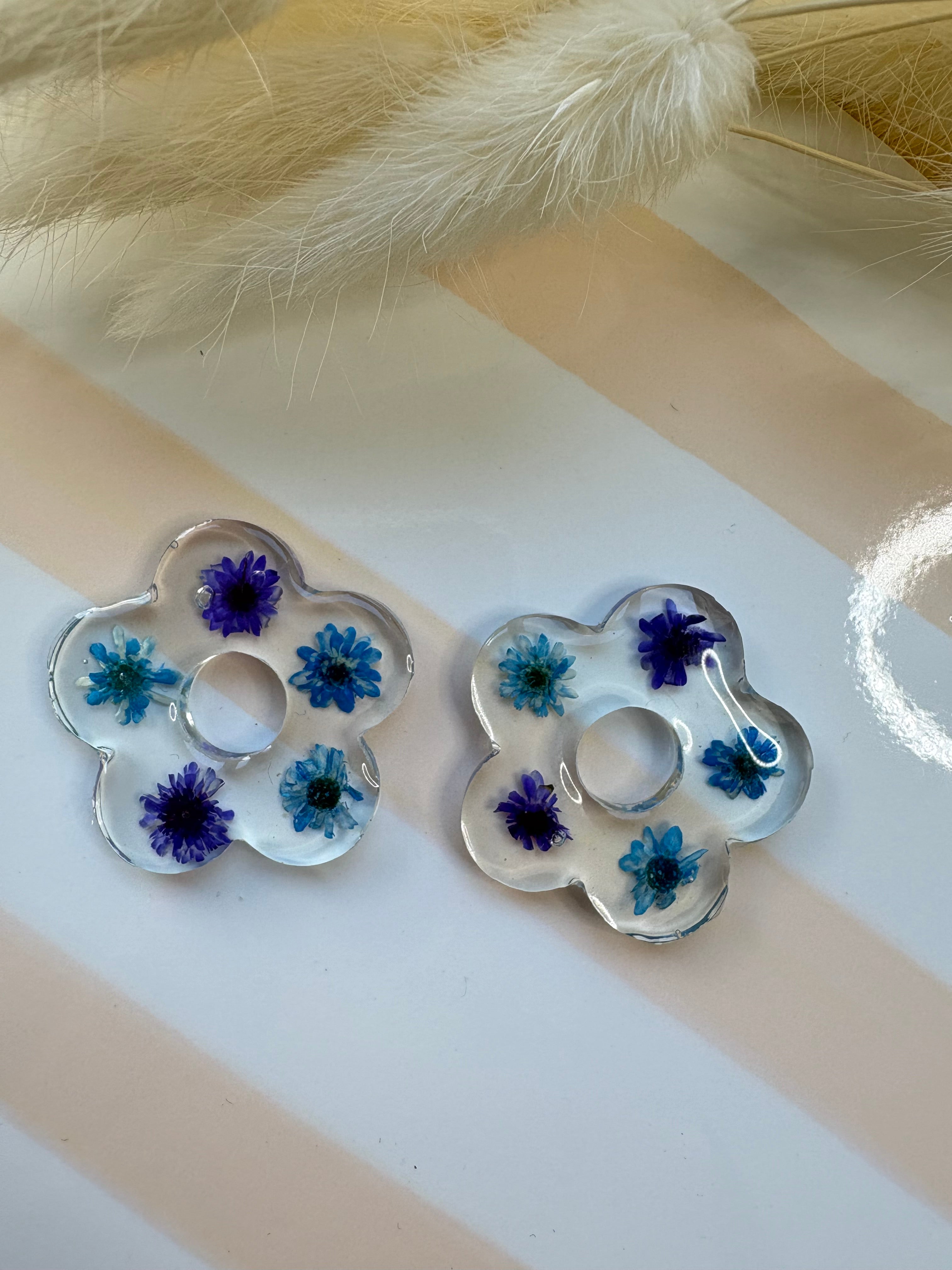 Pampilles fleur en résine – Fleurs séchées bleu cobalt & violet