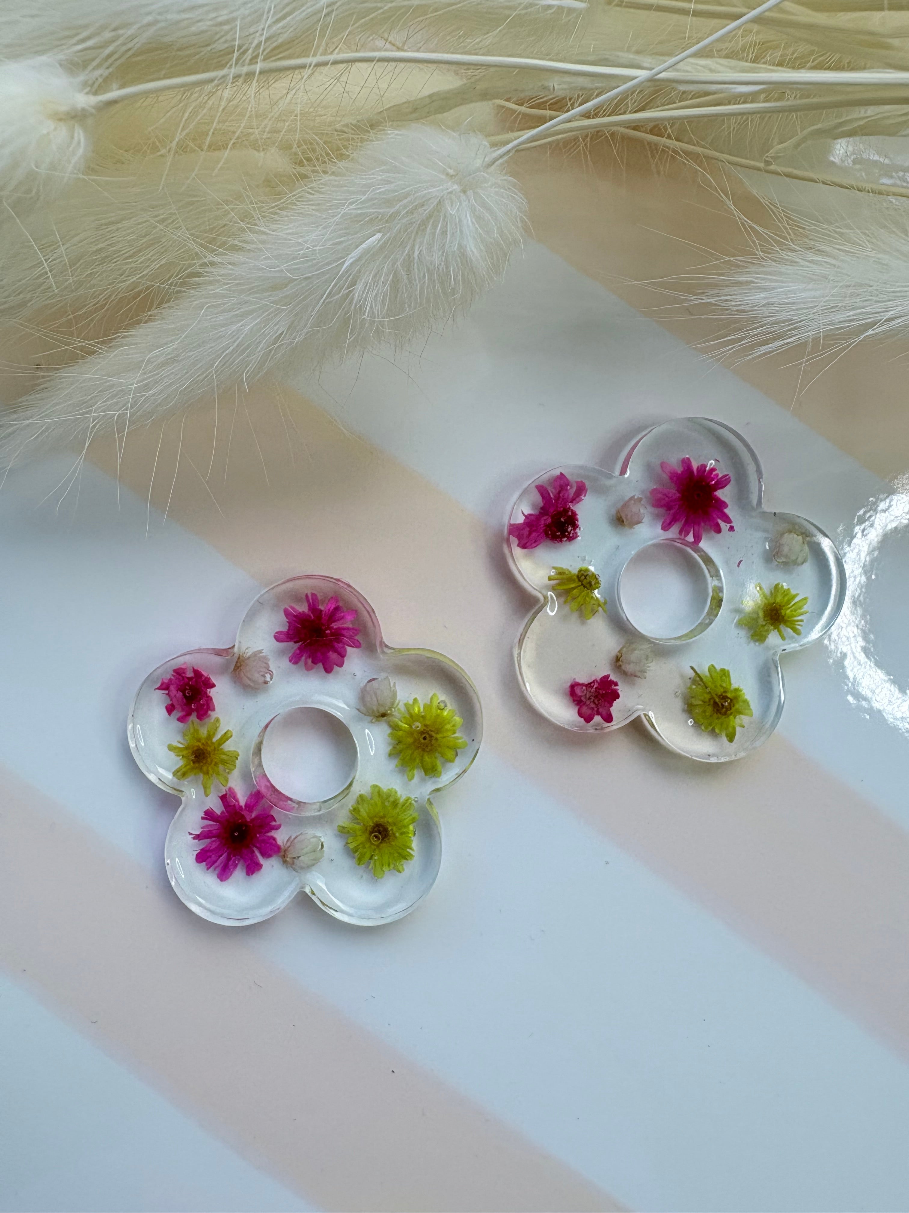 Pampilles fleur en résine – Fleurs séchées fuchsia & jaune 3.5 cm
