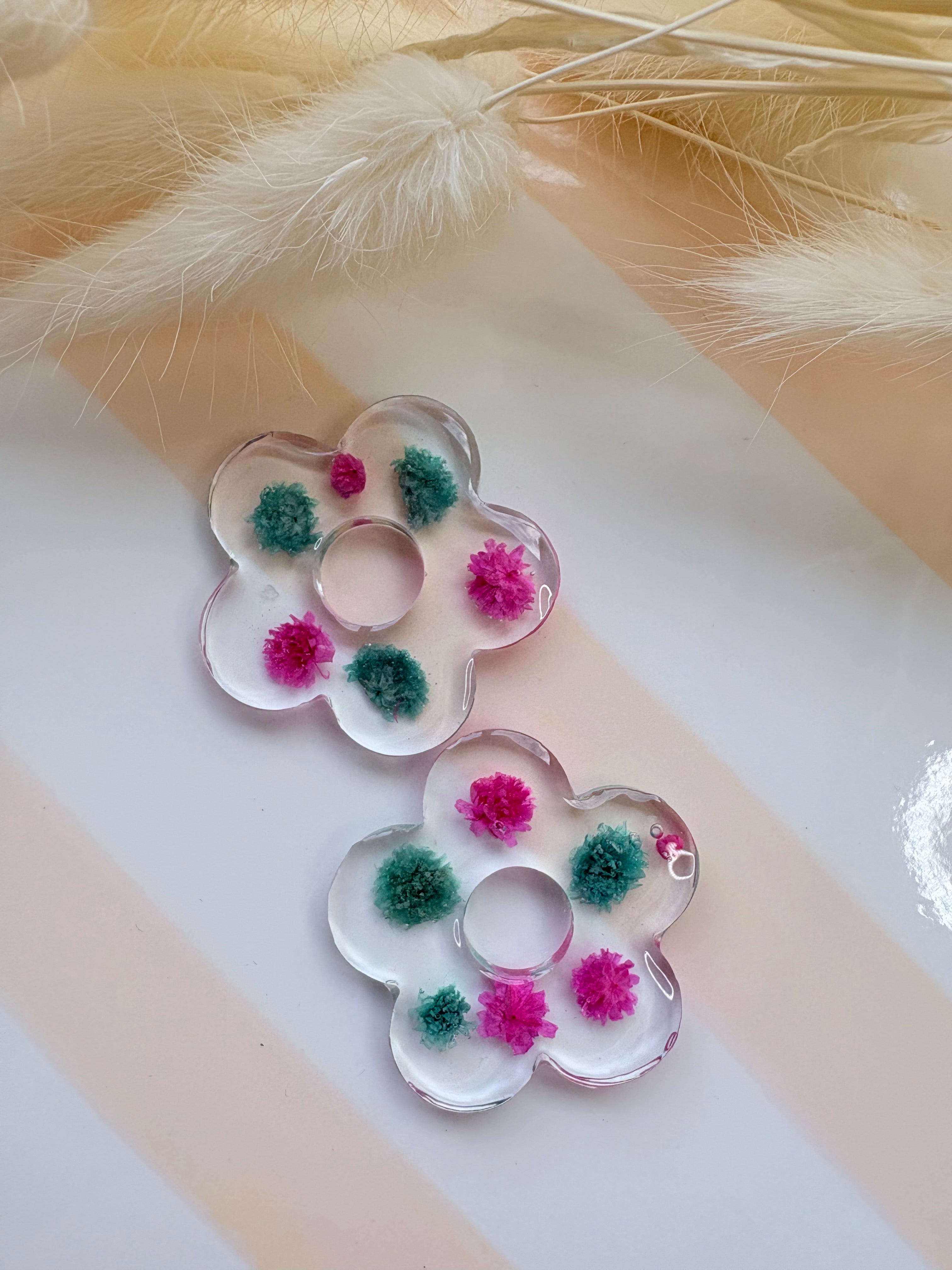 Pampilles fleur en résine – Fleurs pompons fuchsia & bleu turquoise 3,5 cm