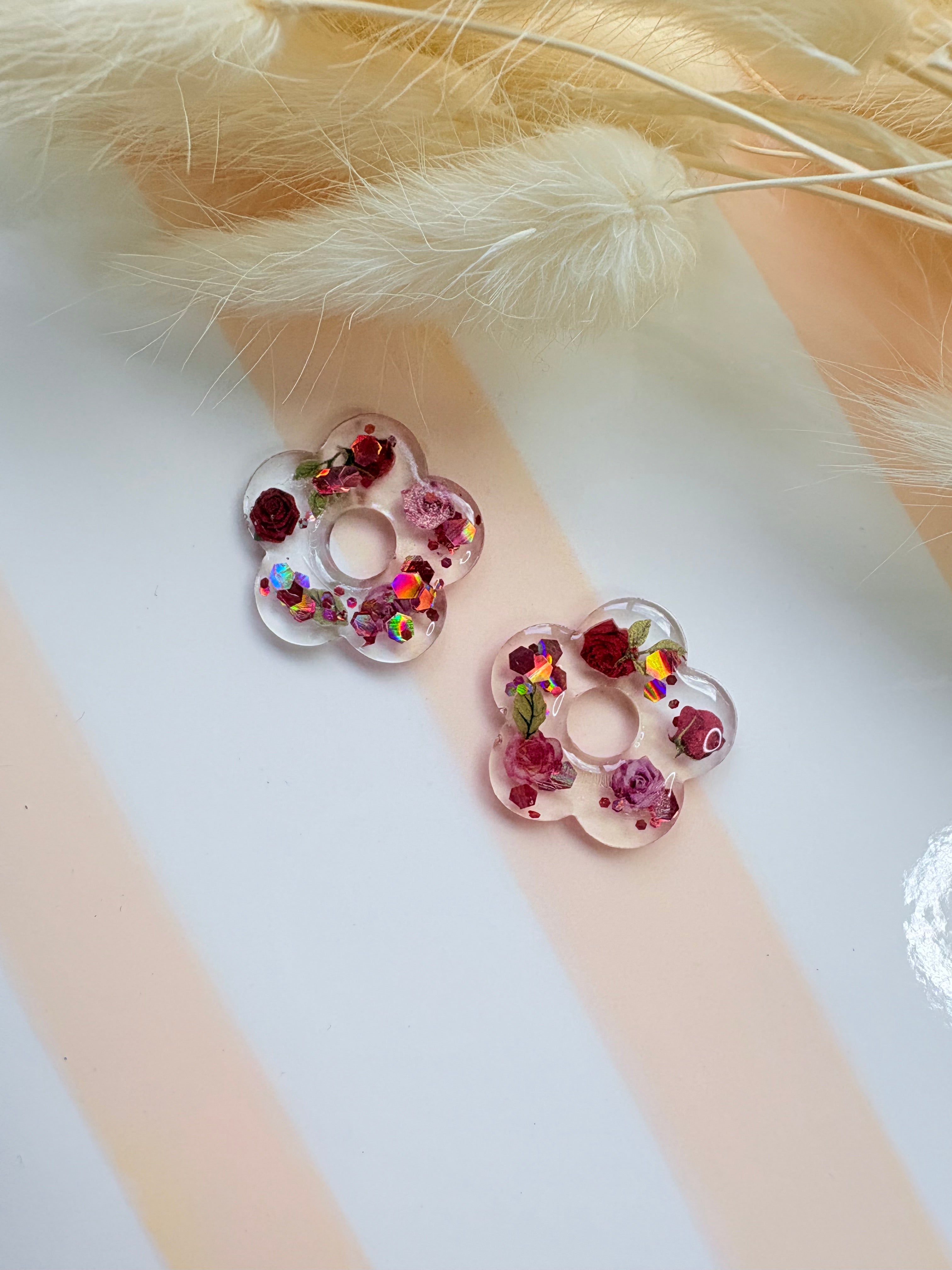 Pampilles fleur en résine – Roses séchées bordeaux & paillettes irisées