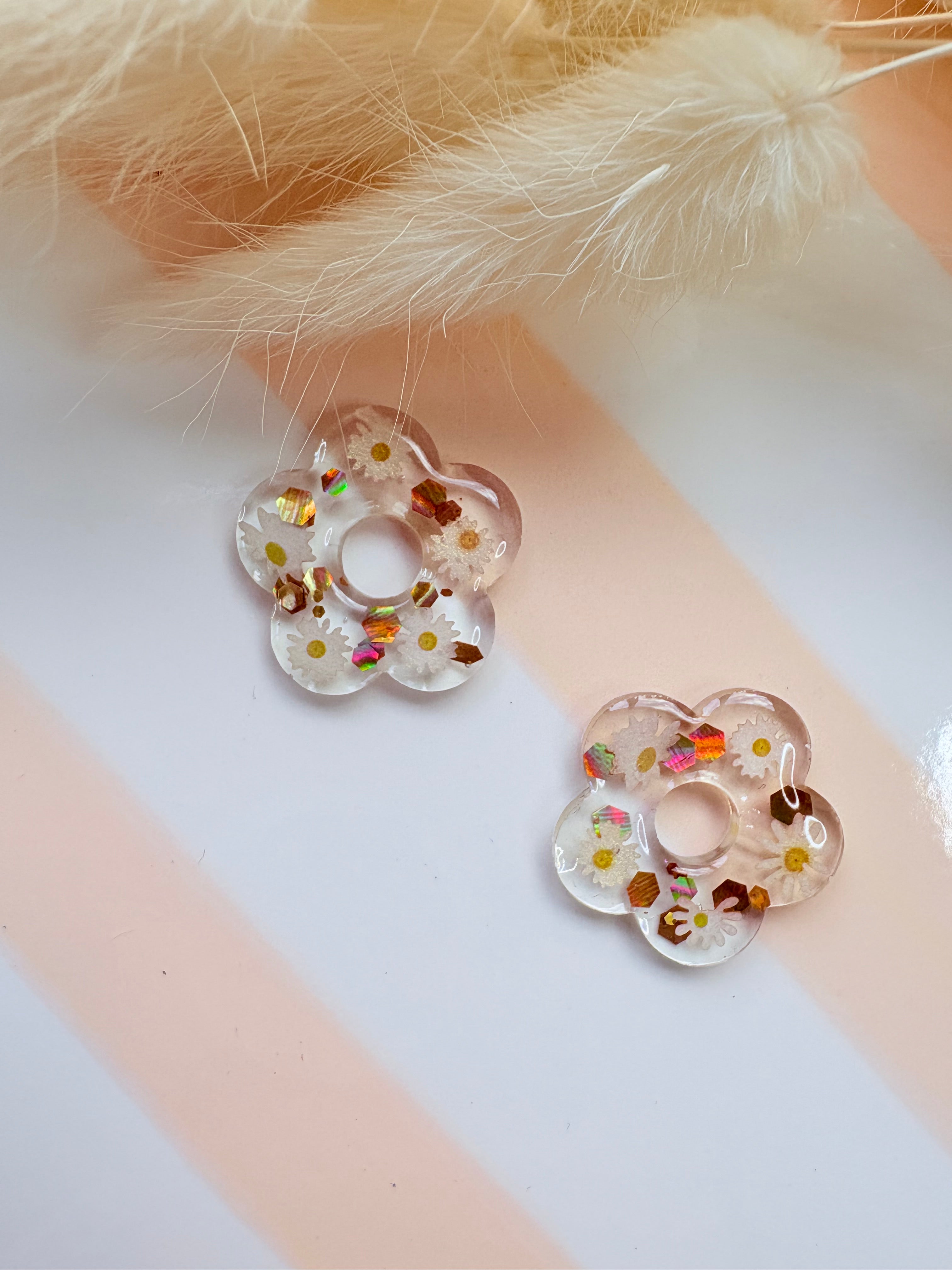 Pampilles fleur en résine – Marguerites blanches & paillettes multicolores