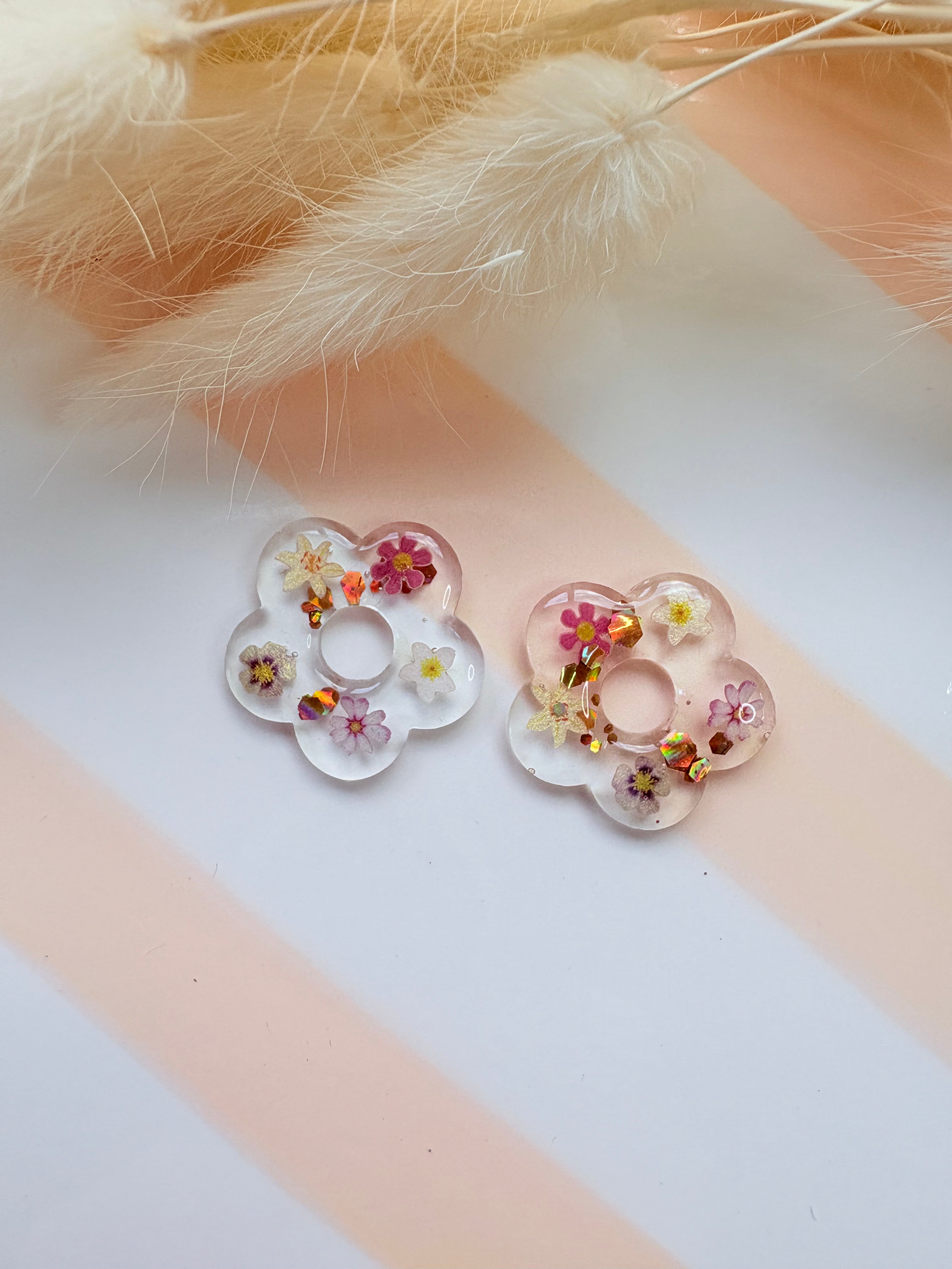 Pampilles fleur en résine – Bouquet romantique & paillettes dorées