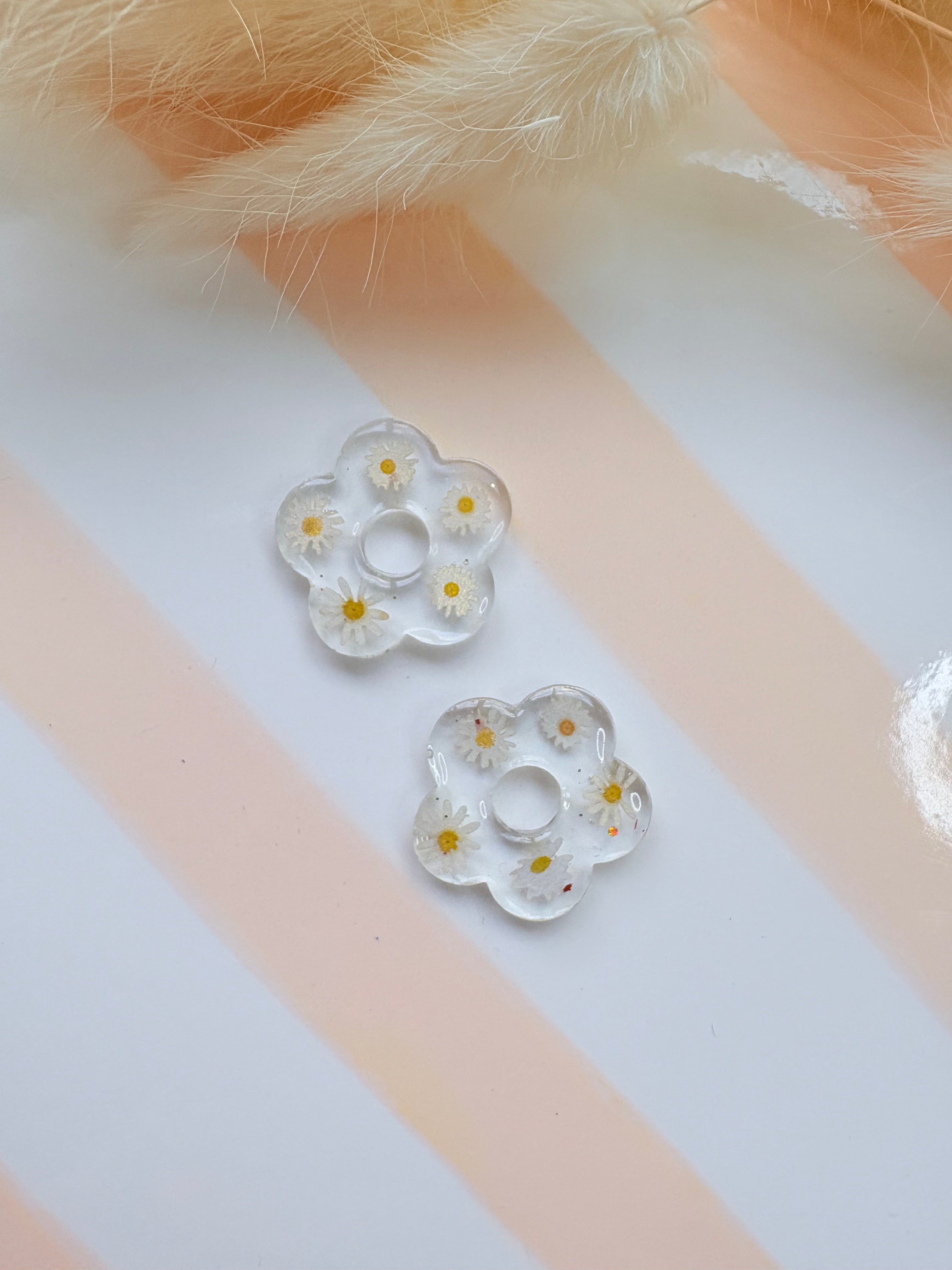 Pampilles fleur en résine – Marguerites blanches & cœur jaune